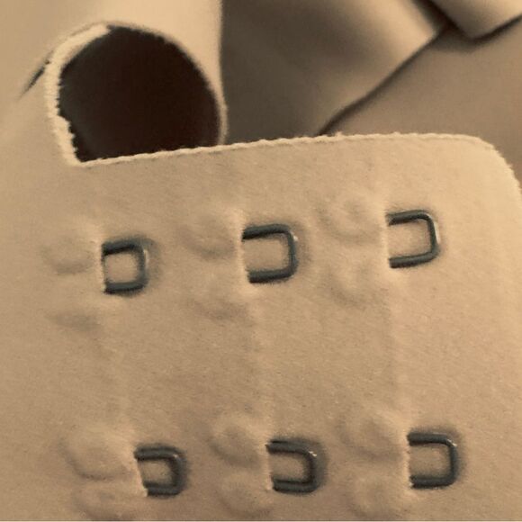 Lululemon Cross Chill Bra 34D Light Beige Wireless Sculpted Crossback- EUC! - Picture 7 of 9